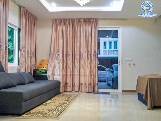 *****ทาวน์เฮ้าส์มือสองสมุทรปราการ ม.โกลเด้นทาวน์ ศรีนครินทร์-สุขุมวิท #หลังมุม เนื้อที่กว้างขวางเกือบ 29 ตร.ว. ฟังก์ชัน 4 ห้องนอน 3 ห้องน้ำ สามารถจอดรถได้ 2 คัน แถมฟรี! 3 เครื่องปรับอากาศ บนทำเลดี 10 นาทีถึงรถไฟฟ้าสายสีเขียว "สถานีแพรกษา" ใกล้ทางด่วน "บางพลีสุขสวัสดิ์"